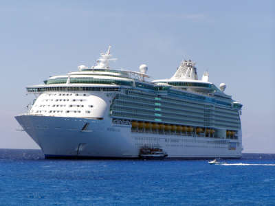 MS_Freedom_of_the_Seas_in_its_maiden_voyage